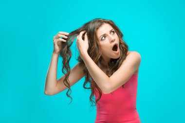 Düşünceli duyguları ile genç kadının portresi