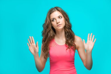 Düşünceli duyguları ile genç kadının portresi