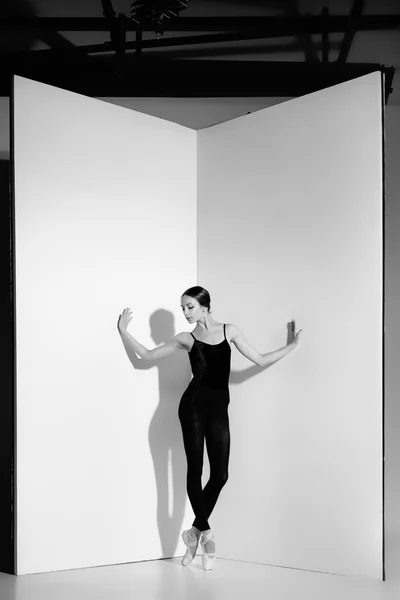 Balerin siyah kıyafeti pointe ayakkabı, stüdyo arka plan üzerinde poz. — Stok fotoğraf