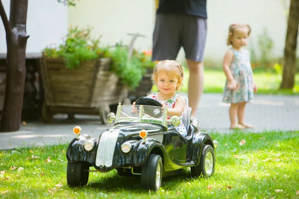 Arabaya oynarken küçük bebek kız — Stok fotoğraf