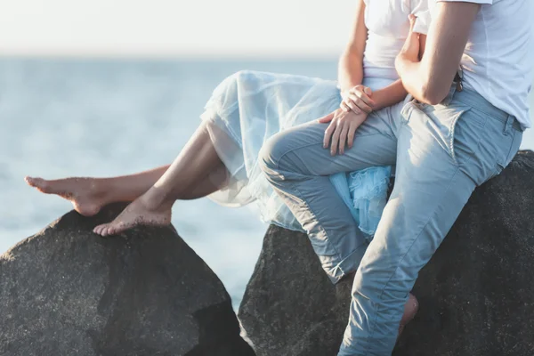 Gelukkige jonge romantisch paar ontspannen op het strand en kijken naar de zonsondergang — Stockfoto