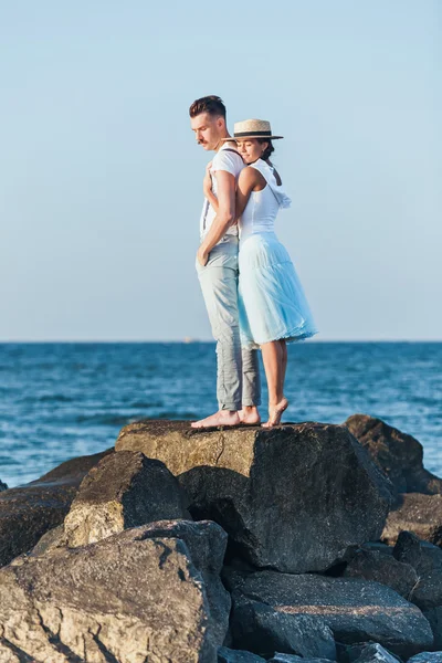 Щаслива молода романтична пара відпочиває на пляжі і дивиться захід сонця — стокове фото