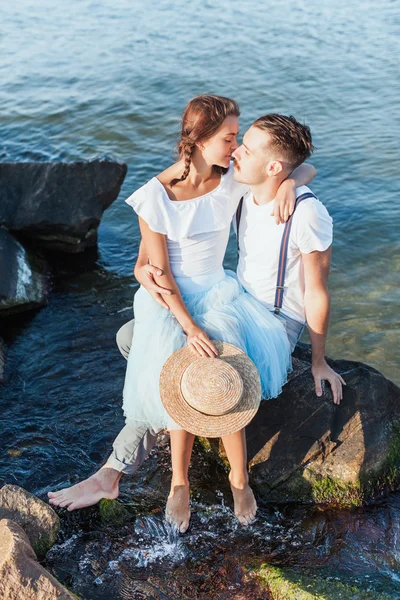 Feliz pareja romántica joven relajándose en la playa y viendo la puesta de sol —  Fotos de Stock