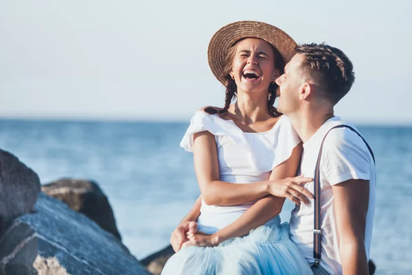 Felice giovane coppia romantica rilassarsi sulla spiaggia e guardare il tramonto — Foto Stock