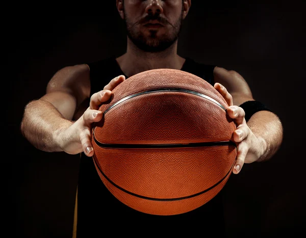 검은 배경에 바구니 공 들고 농구 선수의 실루엣 보기 — 스톡 사진