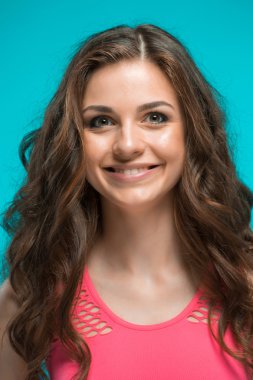 Mutlu duygularla genç kadının portresi