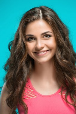 Mutlu duygularla genç kadının portresi