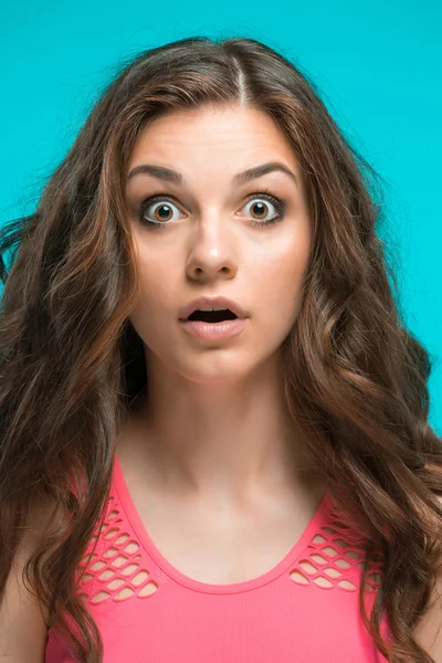 Retrato de mujer joven con expresión facial impactada —  Fotos de Stock