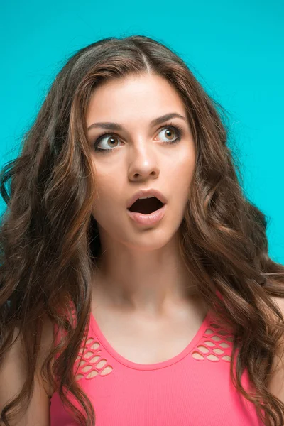 Porträtt av ung kvinna med chockad ansiktsuttryck — Stockfoto