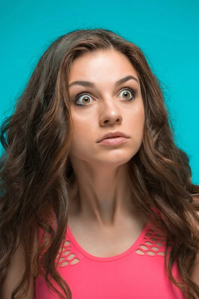 Retrato de mujer joven con expresión facial impactada —  Fotos de Stock