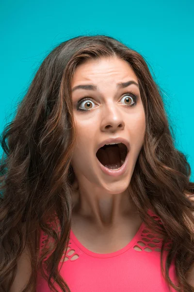 Porträtt av ung kvinna med chockad ansiktsuttryck — Stockfoto