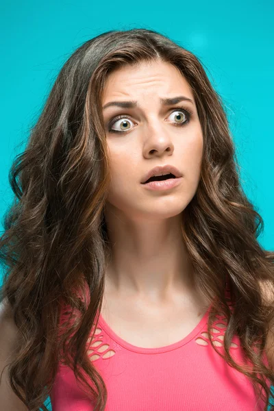 Porträt einer jungen Frau mit schockiertem Gesichtsausdruck — Stockfoto