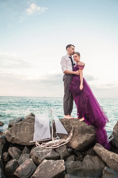 Pareja romántica joven relajándose en la playa viendo el atardecer — Foto de Stock