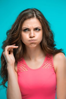 Düşünceli duyguları ile genç kadının portresi