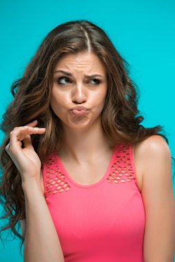 Düşünceli duyguları ile genç kadının portresi