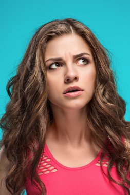 Düşünceli duyguları ile genç kadının portresi