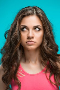 Düşünceli duyguları ile genç kadının portresi