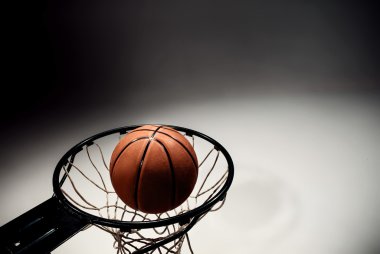 Basketbol yönetim kurulu ve gri arka plan üzerinde basketbol topu