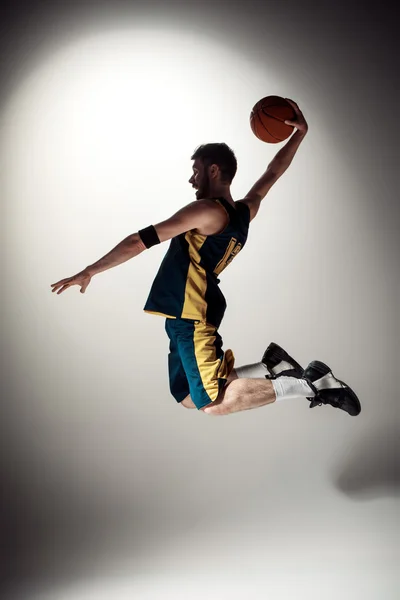 Retrato completo de un jugador de baloncesto con pelota — Foto de Stock