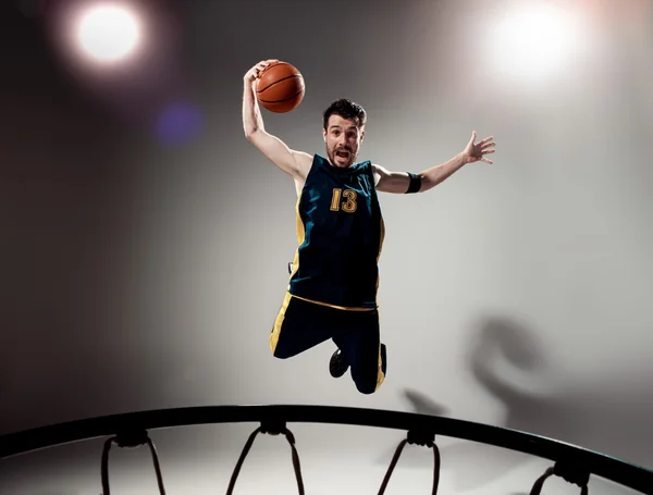 Volledige lengte portret van een basketbal-speler met bal — Stockfoto