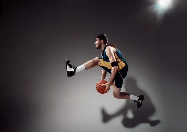 Retrato de comprimento total de um jogador de basquete com bola — Fotografia de Stock