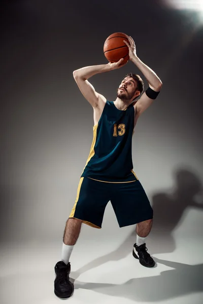 Ganzes Porträt eines Basketballspielers mit Ball — Stockfoto