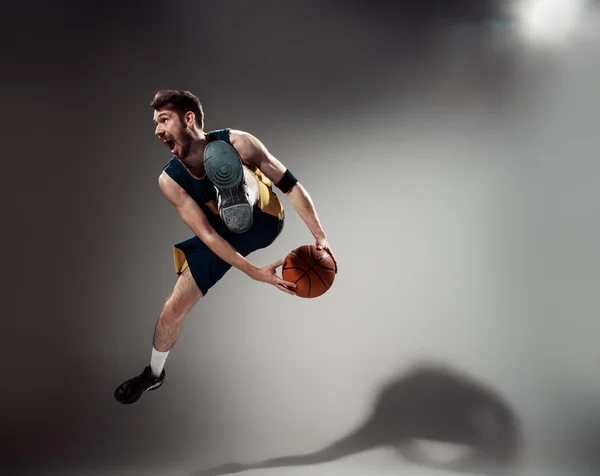 Full length portrait of a basketball player with ball — Stock Photo, Image