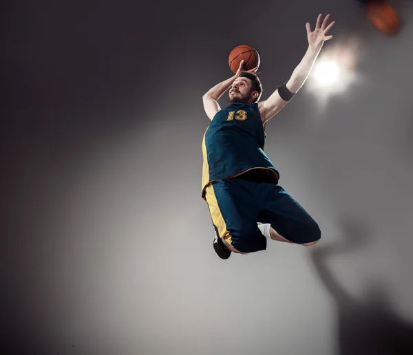 Retrato de comprimento total de um jogador de basquete com bola — Fotografia de Stock