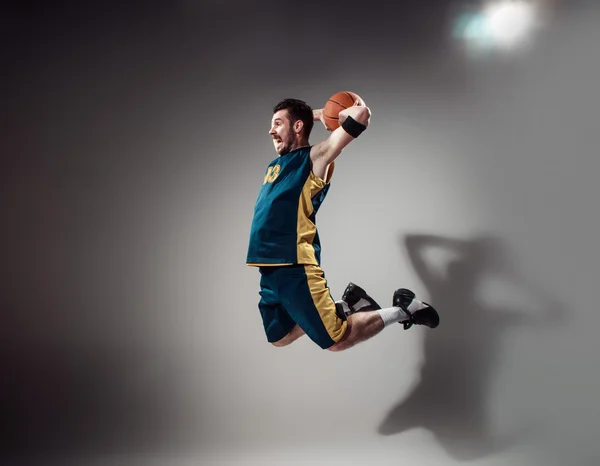 Volledige lengte portret van een basketbal-speler met bal — Stockfoto