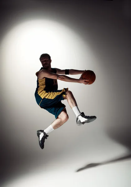 Retrato completo de un jugador de baloncesto con pelota — Foto de Stock