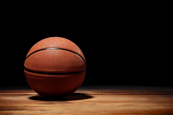 Basquete em um chão de quadra de madeira — Fotografia de Stock