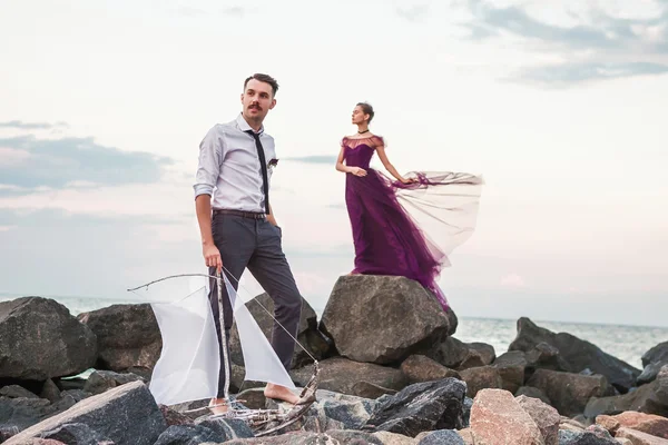 Jeune couple romantique se détendre sur la plage en regardant le coucher du soleil — Photo