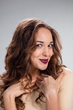 Gri arka plan üzerinde mutlu düşünceli kadın