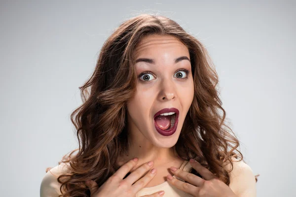 Portrait of young woman with shocked facial expression — Stock Photo, Image