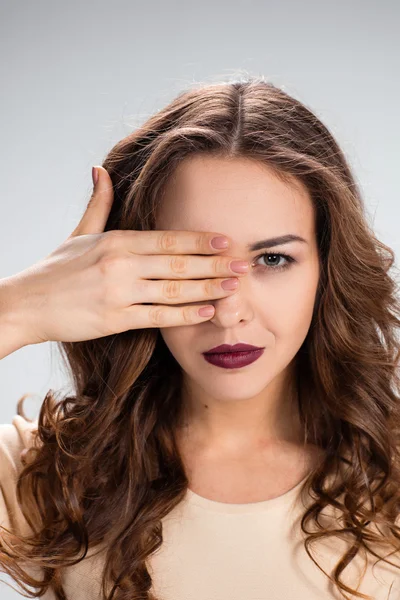 El retrato de las mujeres jóvenes con los ojos cerrados — Foto de Stock