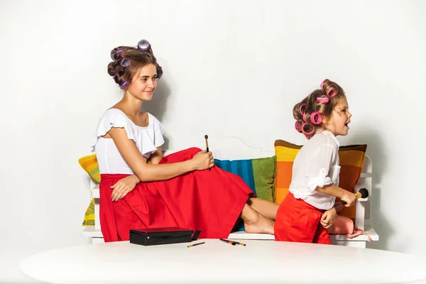 Kleines Mädchen spielt mit ihren Müttern Make-up — Stockfoto