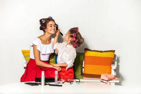 Маленька дівчинка грає зі своїми мамами макіяж — стокове фото