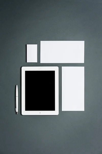 Modello di business finto con carte, carte, tablet. Fondo grigio . — Foto Stock