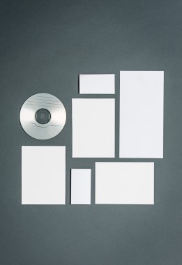 Mock-up iş şablon kartları, kağıtları, disk ile.