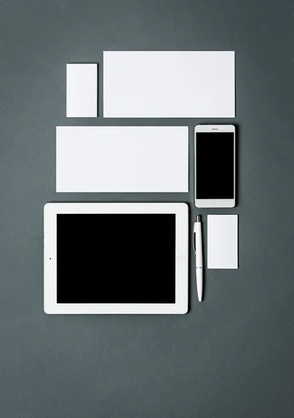 Mock-up template bisnis dengan kartu, kertas, tablet. Latar belakang abu abu . — Stok Foto