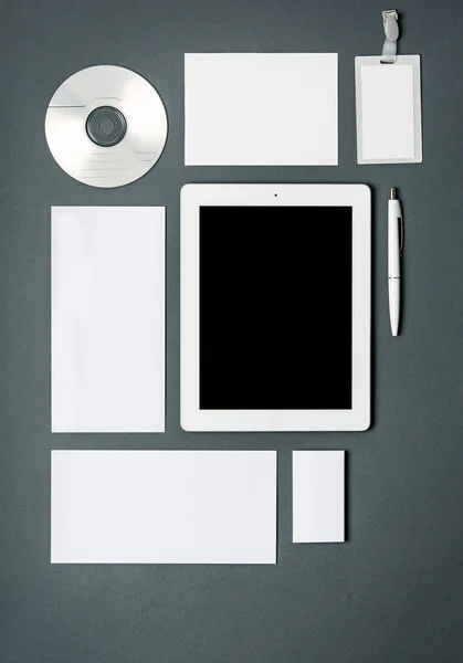 Макет бізнес-шаблону з картами, паперами, планшетом. Сірий фон . — стокове фото