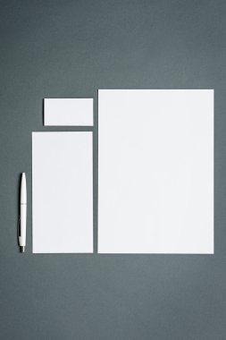 Mock-up iş şablon kartları, kağıt, kalem ile. Gri arka planı.