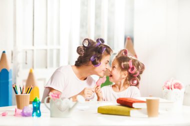 Annesiyle birlikte oturan ve dondurma yemek küçük kız