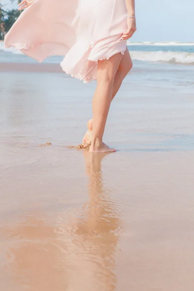 Női lábak séta a strandon homok — Stock Fotó