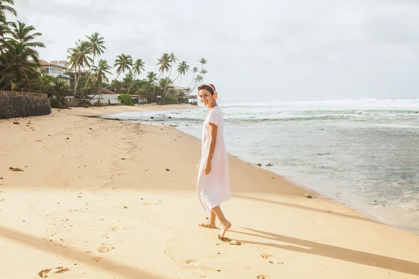 Plaj kum üzerinde yürüyen kadın