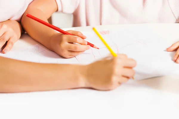 A jovem mãe e sua filhinha desenhando com lápis em casa — Fotografia de Stock