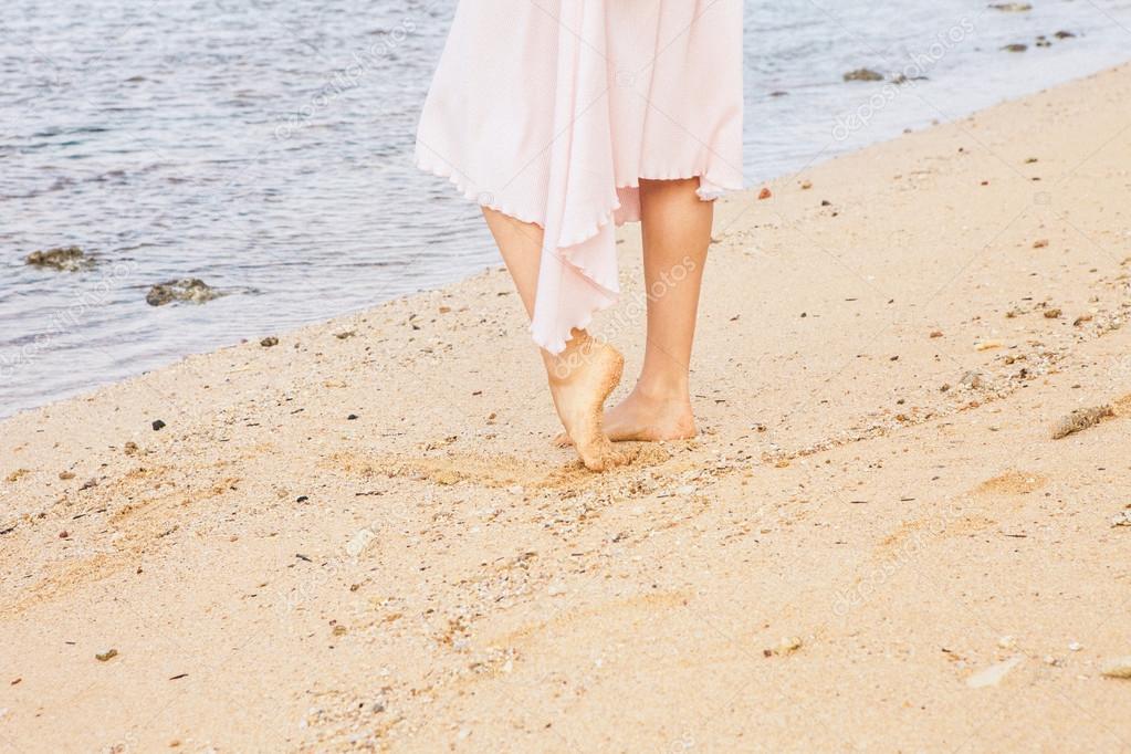 Piernas de mujer caminando sobre la arena de la playa â?? Foto de Stock