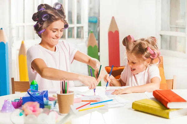 Młoda matka i jej małą córeczkę, rysunek z ołówków w domu — Zdjęcie stockowe