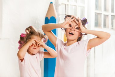 Küçük kız annesiyle oynuyor.