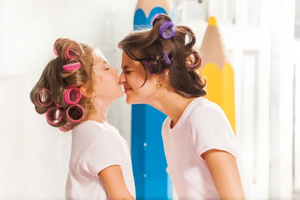 Petite fille jouer avec sa mère — Photo